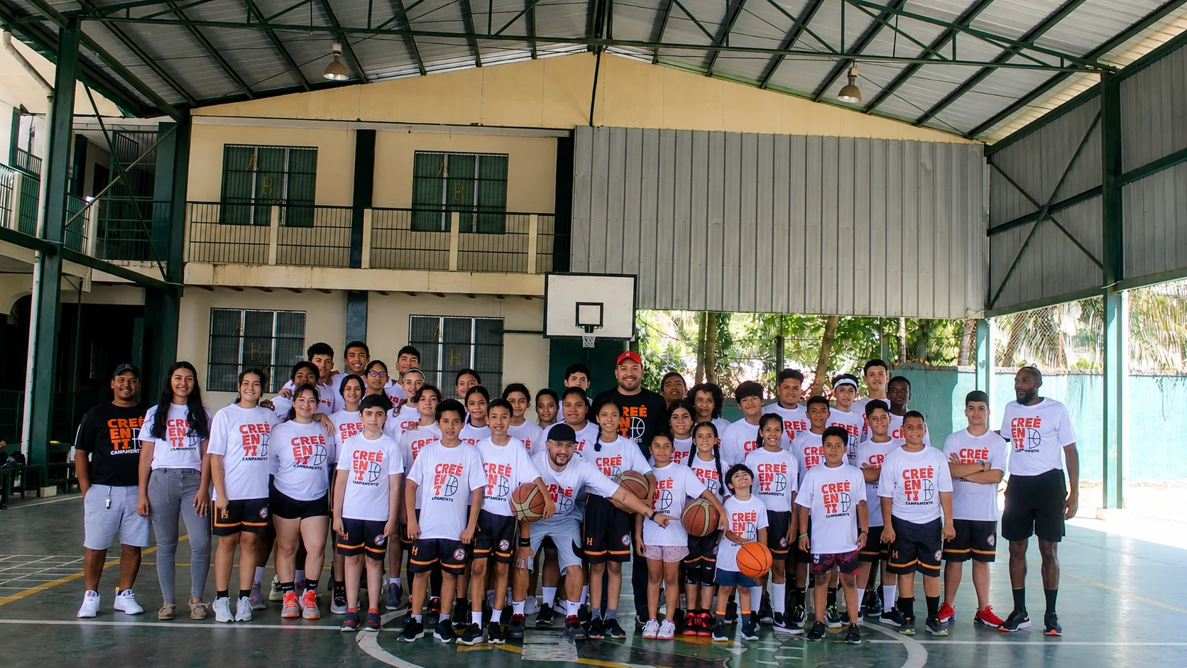 Participantes y entrenadores de un campamento Clarke Sports